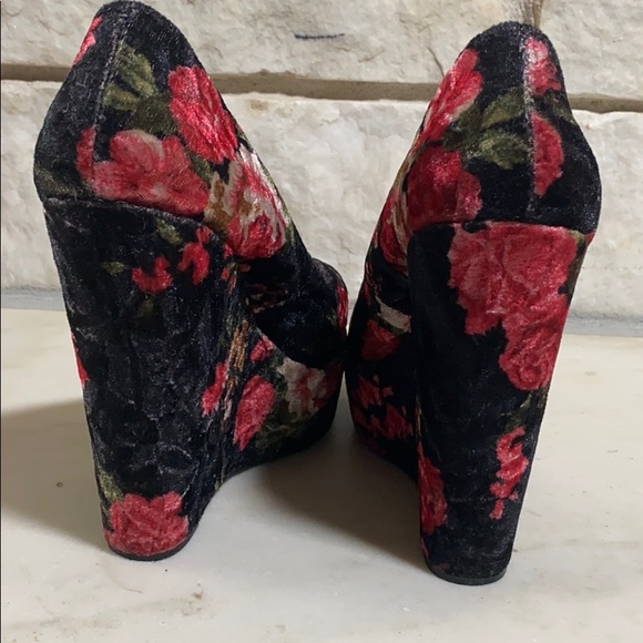 ALDO Platform Wedges AND paired CLUTCH - Picture 5 of 8